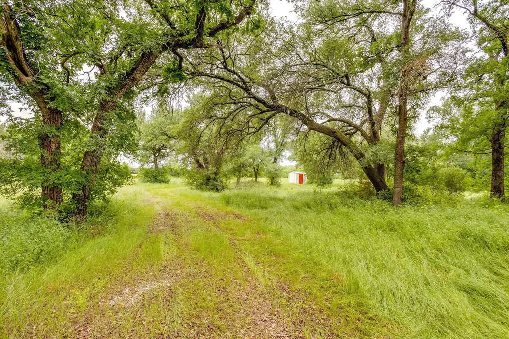 400 S 10th Avenue Palo Pinto TX 76472