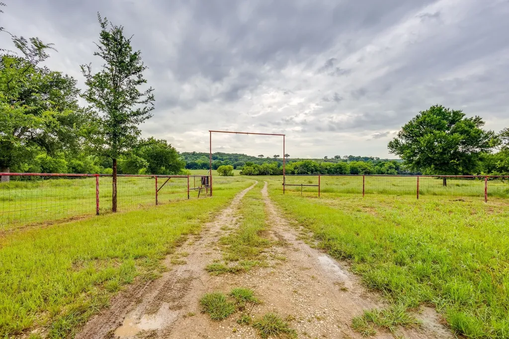 400 S 10th Avenue Palo Pinto TX 76472