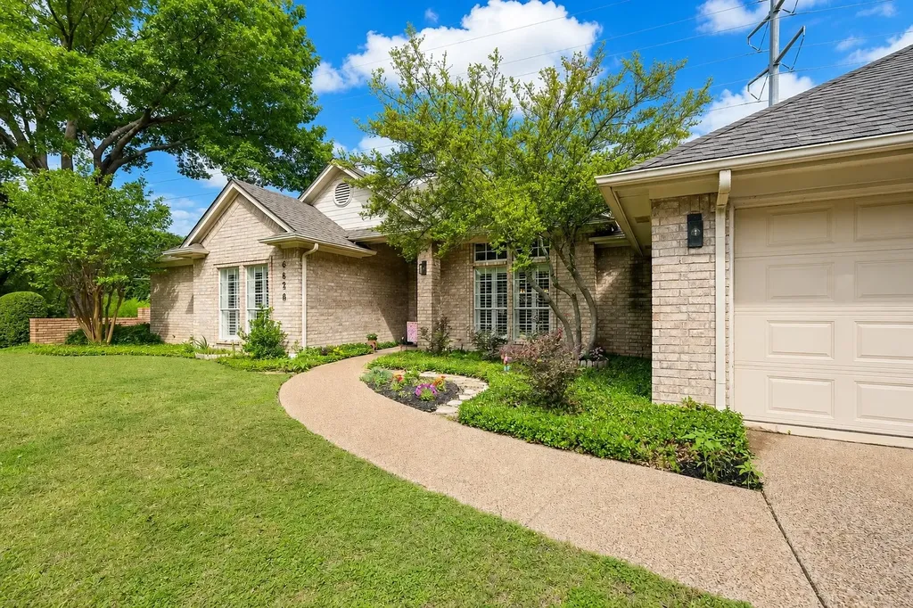 6628 Westmoor Lane Benbrook TX 76132