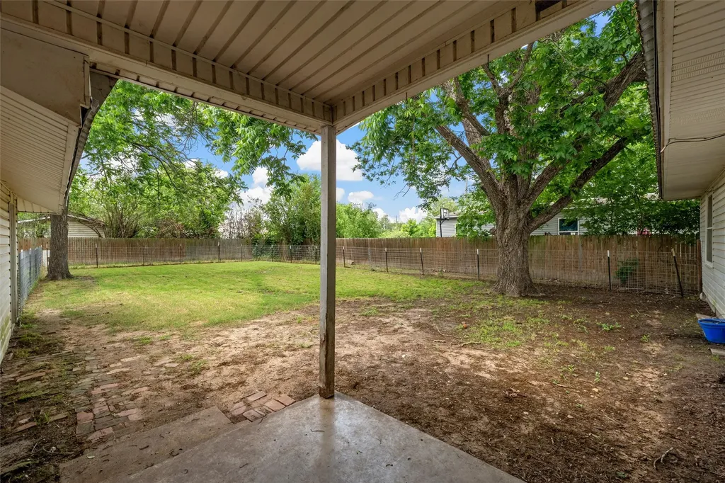 809 E Limestone Avenue Mart TX 76664