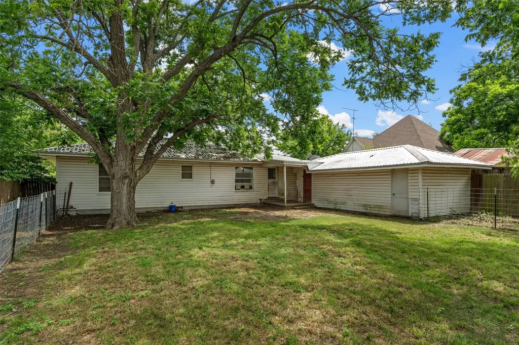 809 E Limestone Avenue Mart TX 76664