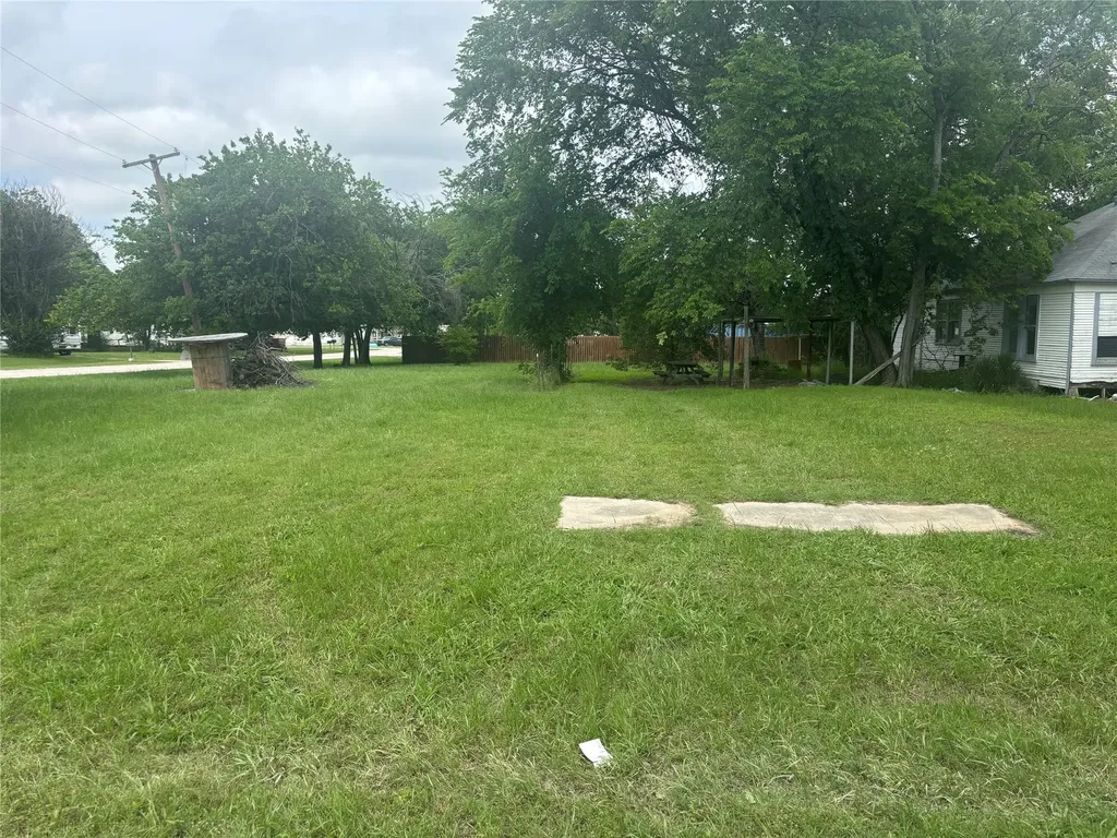 305 N 3rd Street Coolidge TX 76693