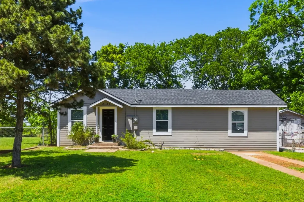 2121 W Bond Street Denison TX 75020
