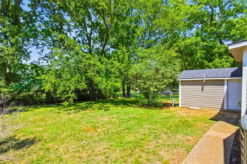 2121 W Bond Street Denison TX 75020