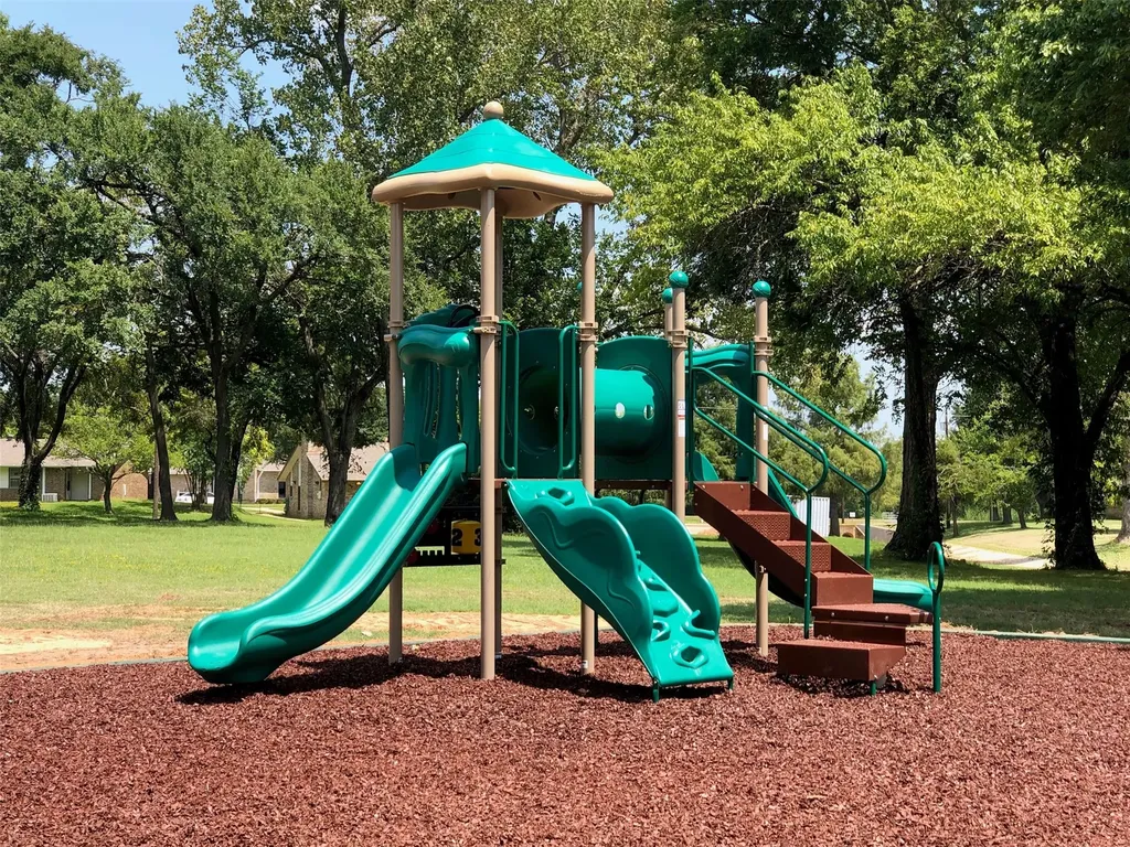 2121 W Bond Street Denison TX 75020