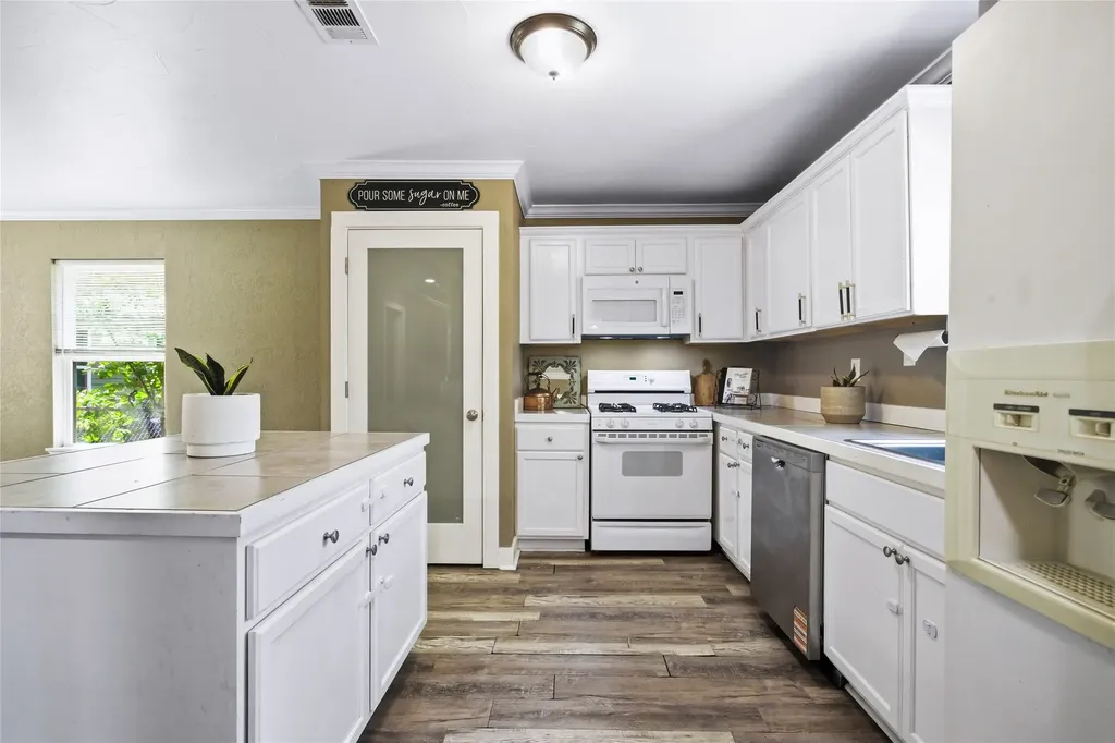 2121 W Bond Street Denison TX 75020