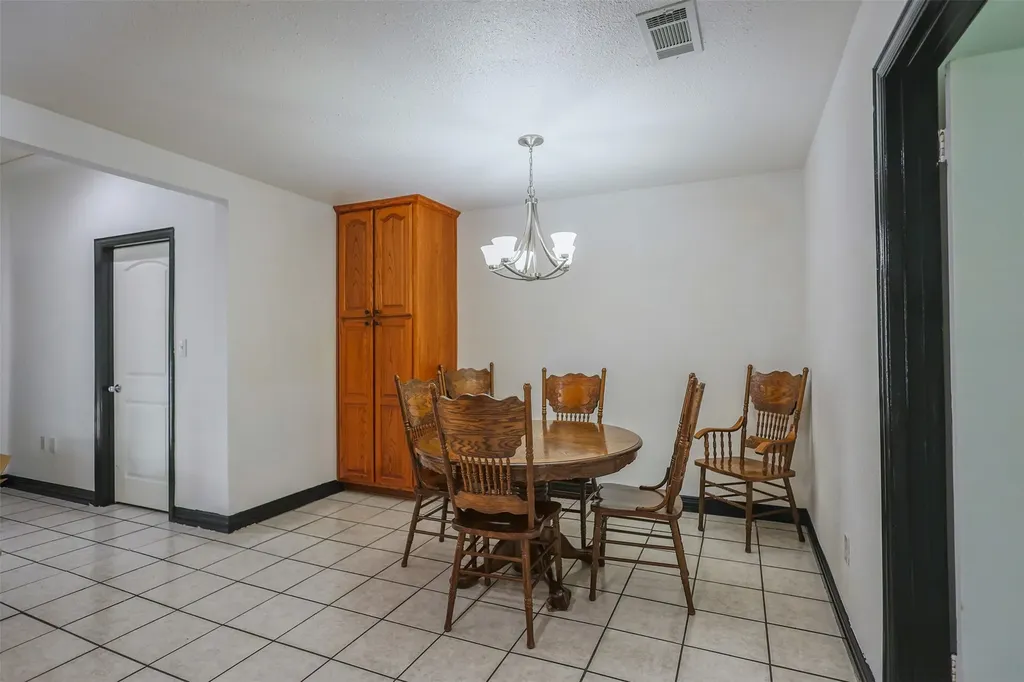 733 Thersa Drive River Oaks TX 76114