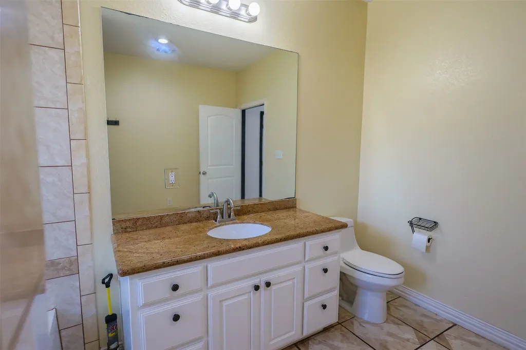 733 Thersa Drive River Oaks TX 76114