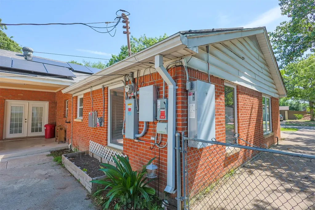 733 Thersa Drive River Oaks TX 76114