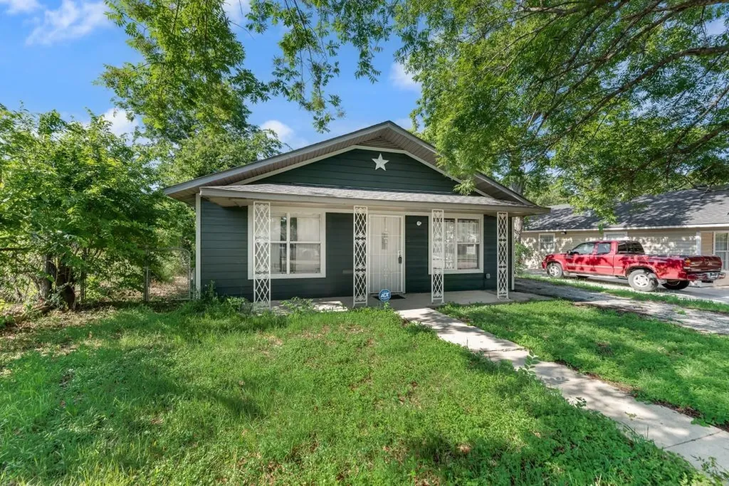 921 E Annie Street Fort Worth TX 76104