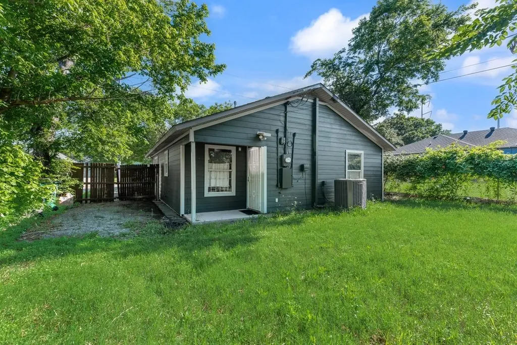 921 E Annie Street Fort Worth TX 76104