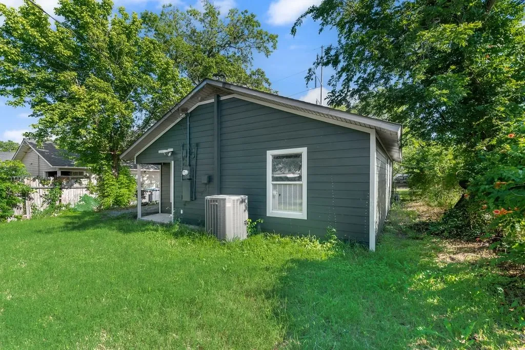 921 E Annie Street Fort Worth TX 76104