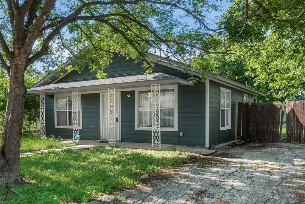 921 E Annie Street Fort Worth TX 76104