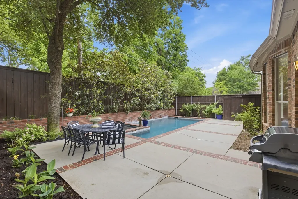 Dallas TX, 2218 Ash Grove Way