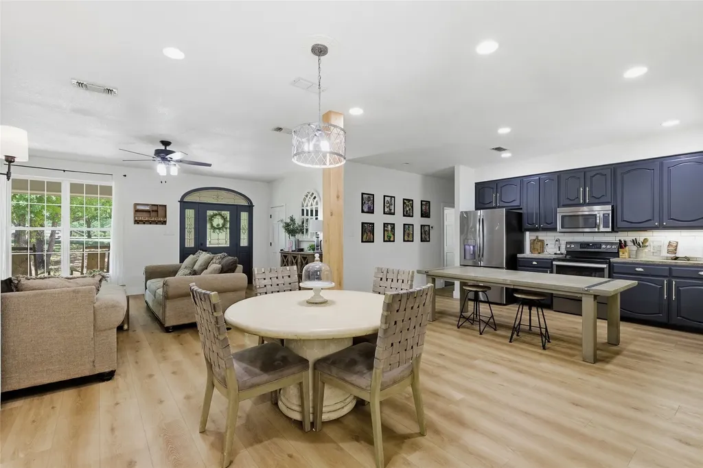 2055 County Road 1370 Alvord TX 76225