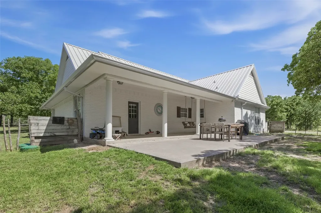 2055 County Road 1370 Alvord TX 76225