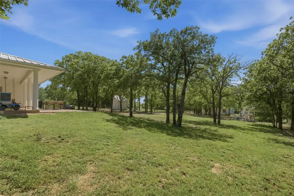 2055 County Road 1370 Alvord TX 76225