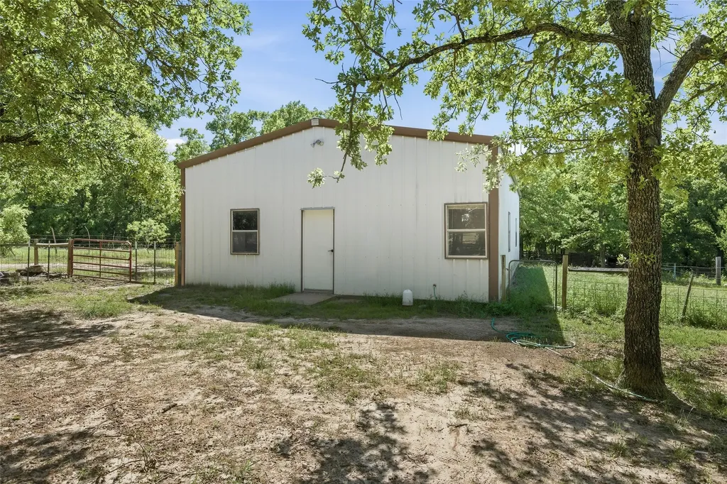 2055 County Road 1370 Alvord TX 76225