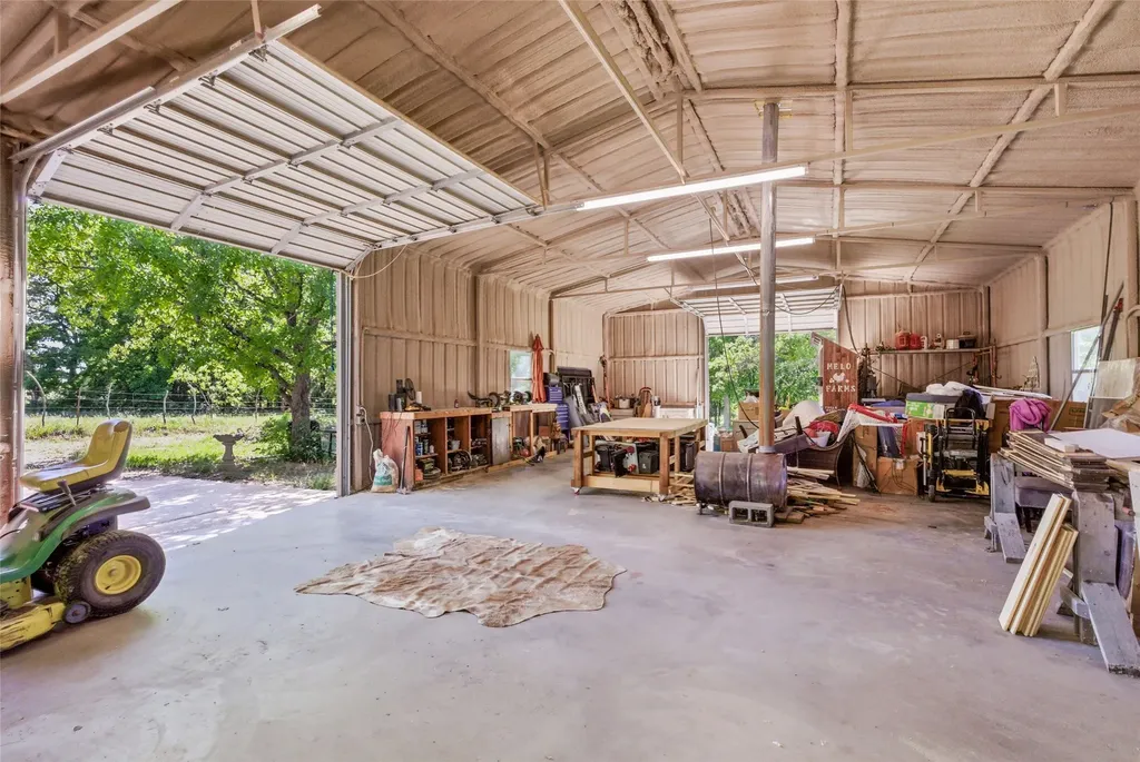 2055 County Road 1370 Alvord TX 76225