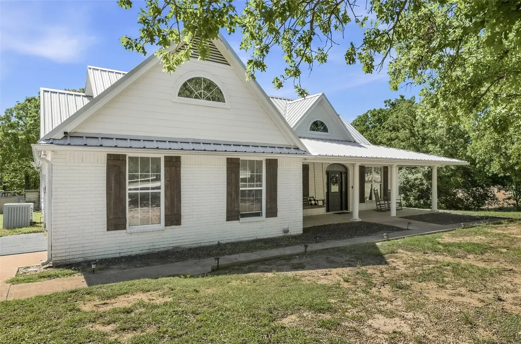 2055 County Road 1370 Alvord TX 76225