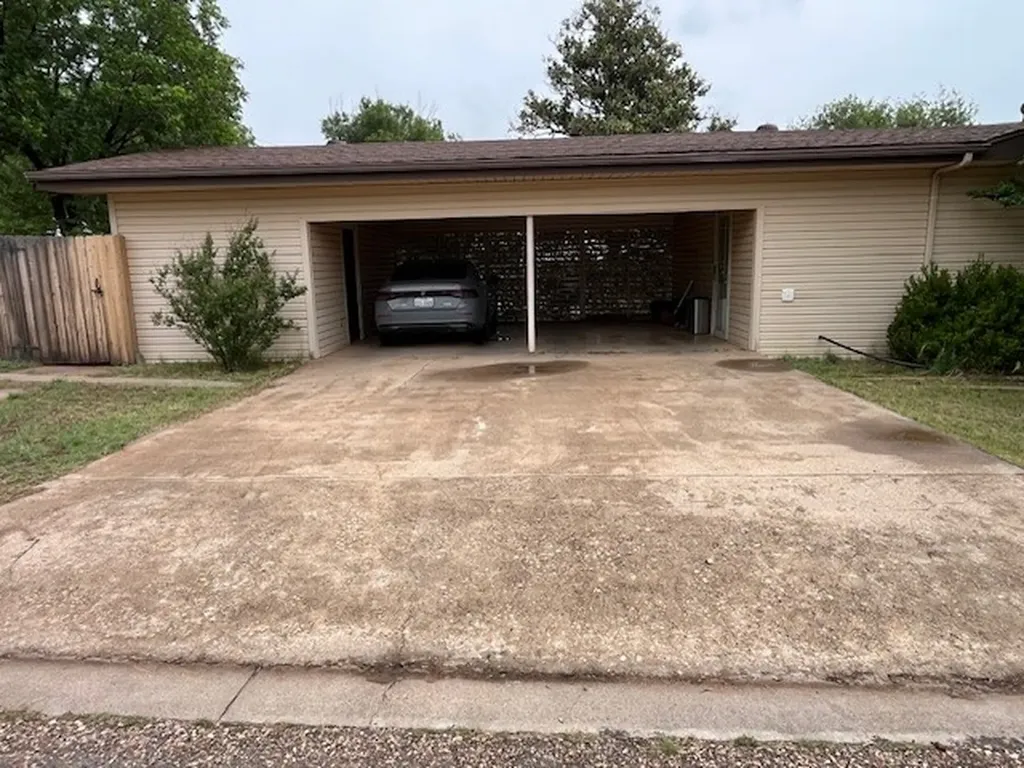 901 E Burnside Street Rotan TX 79546