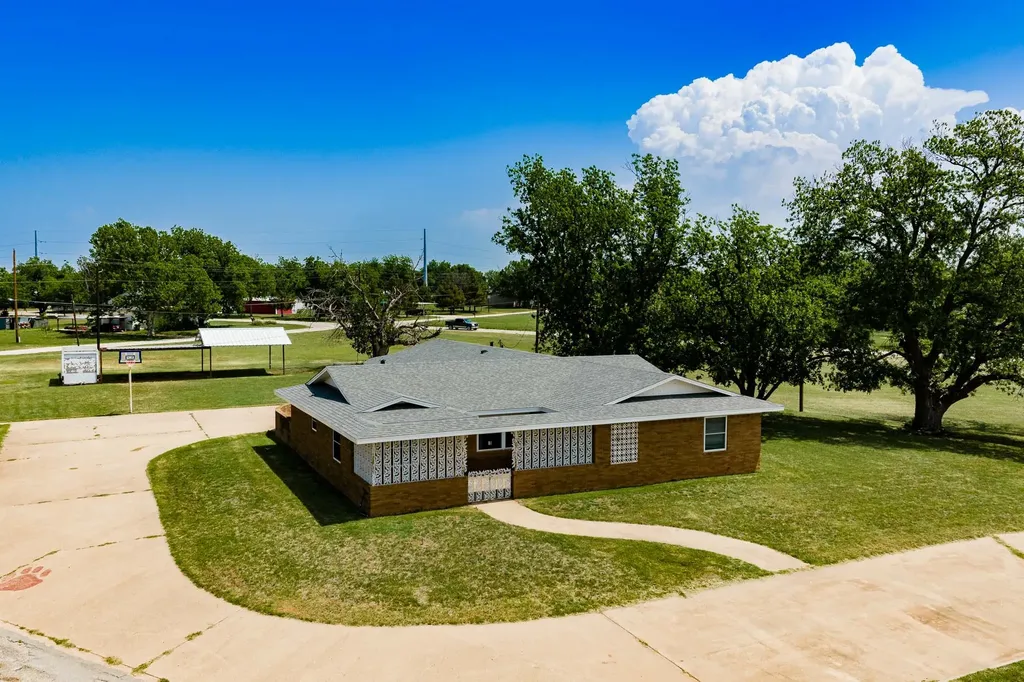 1001 E Nevada Seymour TX 76380