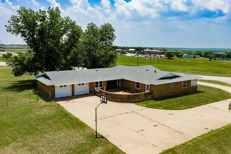 1001 E Nevada Seymour TX 76380