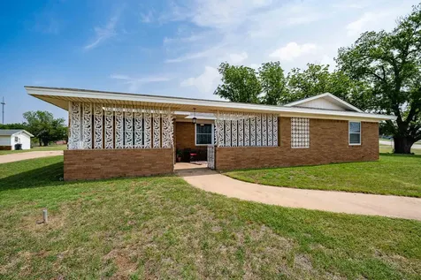 1001 E Nevada Seymour TX 76380