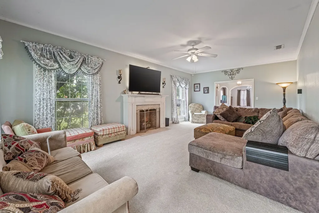 941 S Texas Street De Leon TX 76444