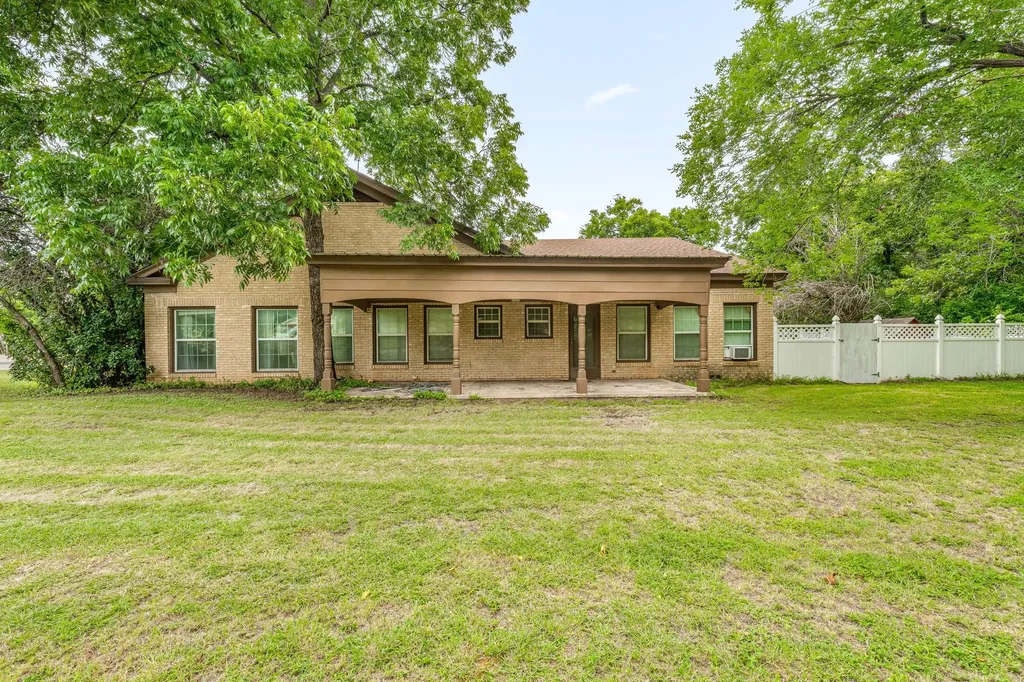 941 S Texas Street De Leon TX 76444