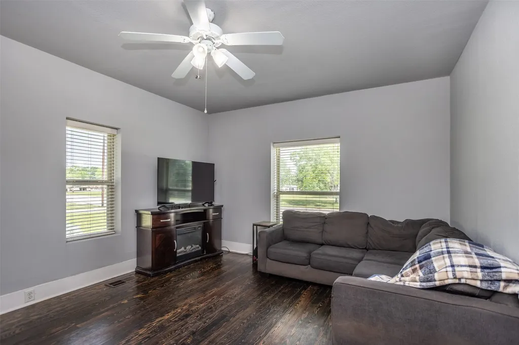 230 E Main Street Lindsay TX 76250