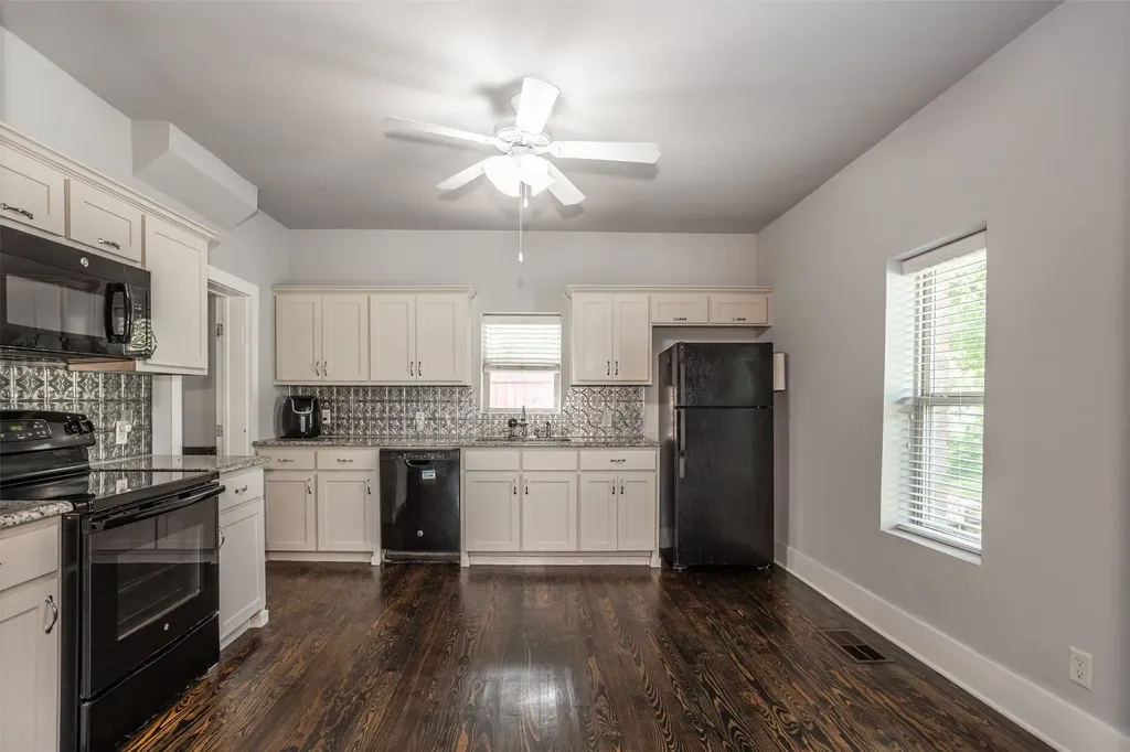 230 E Main Street Lindsay TX 76250