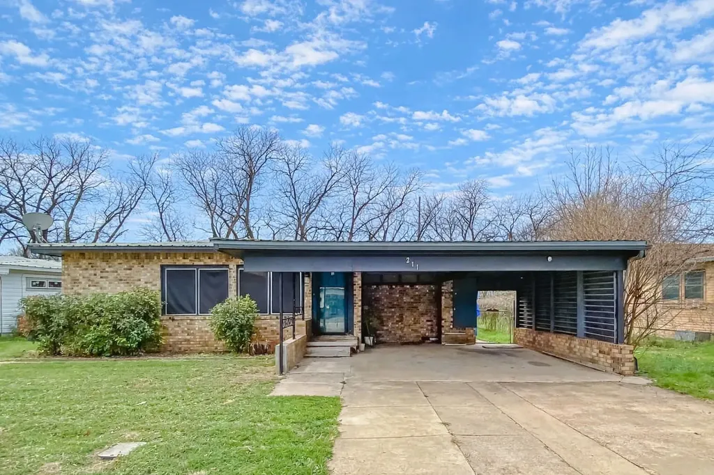 211 Paloma Street Winters TX 79567