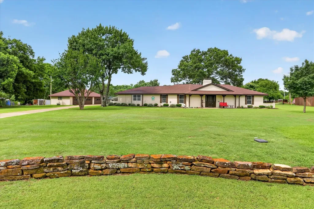 105 Elm Drive Oak Leaf TX 75154
