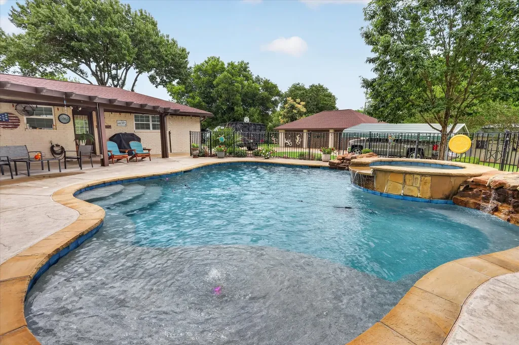 105 Elm Drive Oak Leaf TX 75154