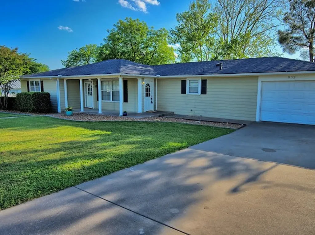 933 N Main Street Muenster TX 76252