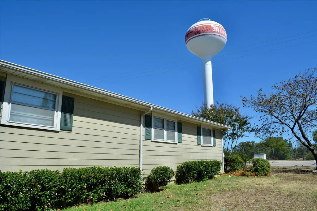 933 N Main Street Muenster TX 76252