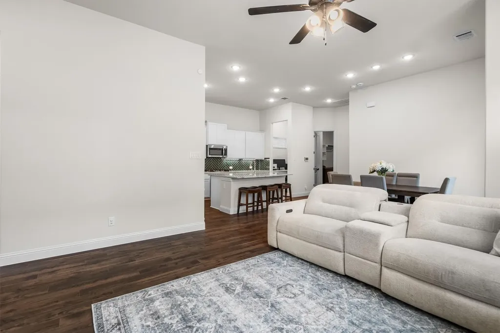 2035 Sherwood Drive Garland TX 75041