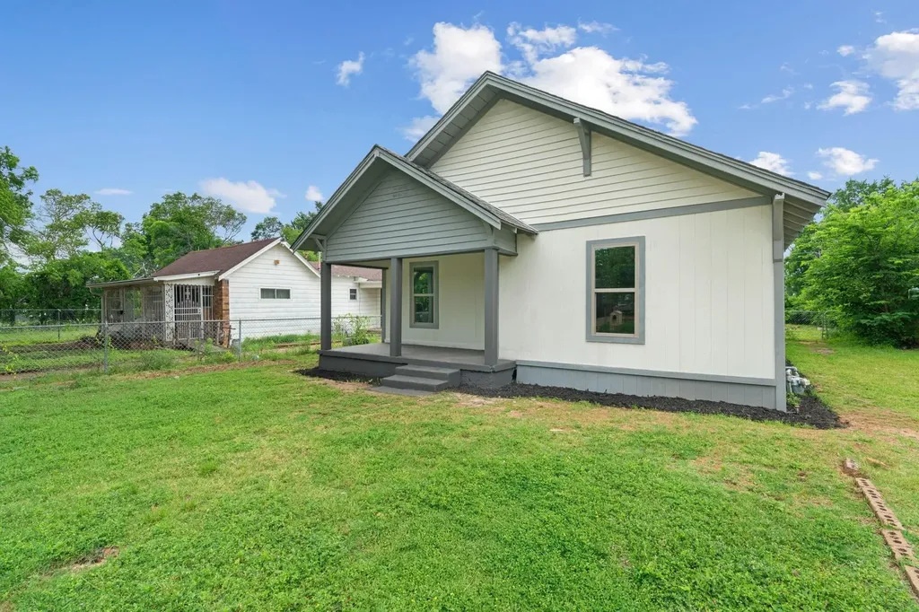 1404 E Baltimore Avenue Fort Worth TX 76104