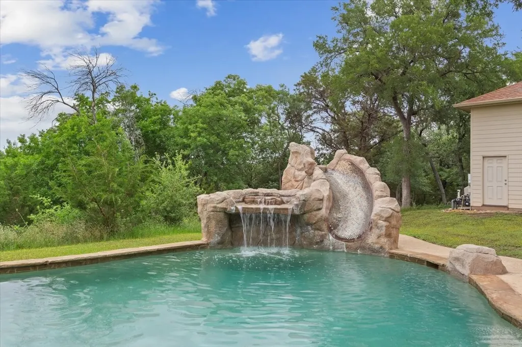1125 Whispering Oaks China Spring TX 76633