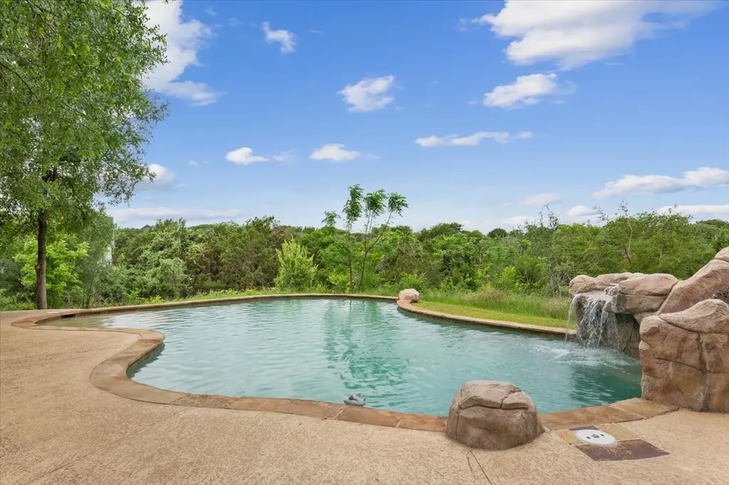 1125 Whispering Oaks China Spring TX 76633