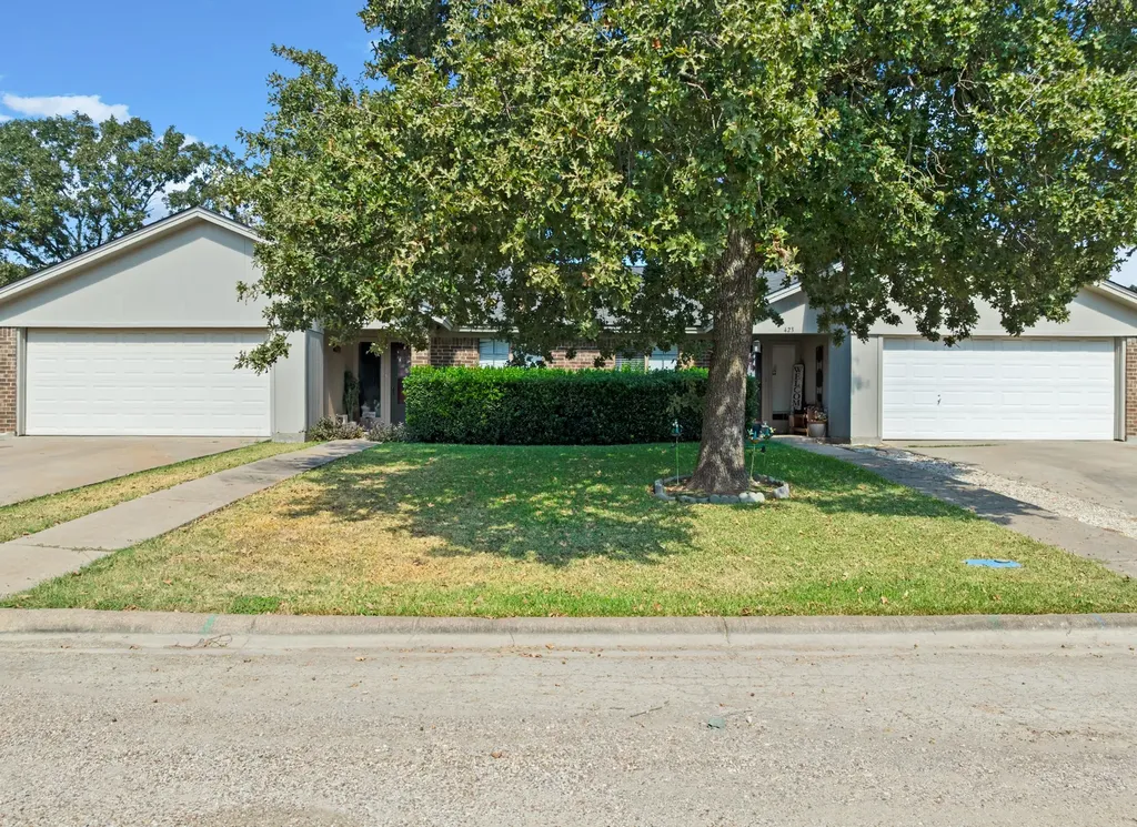 421 / 423 Bond Street Hillsboro TX 76645