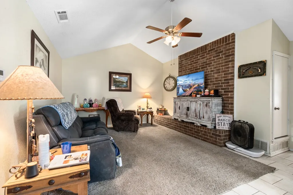 421 / 423 Bond Street Hillsboro TX 76645