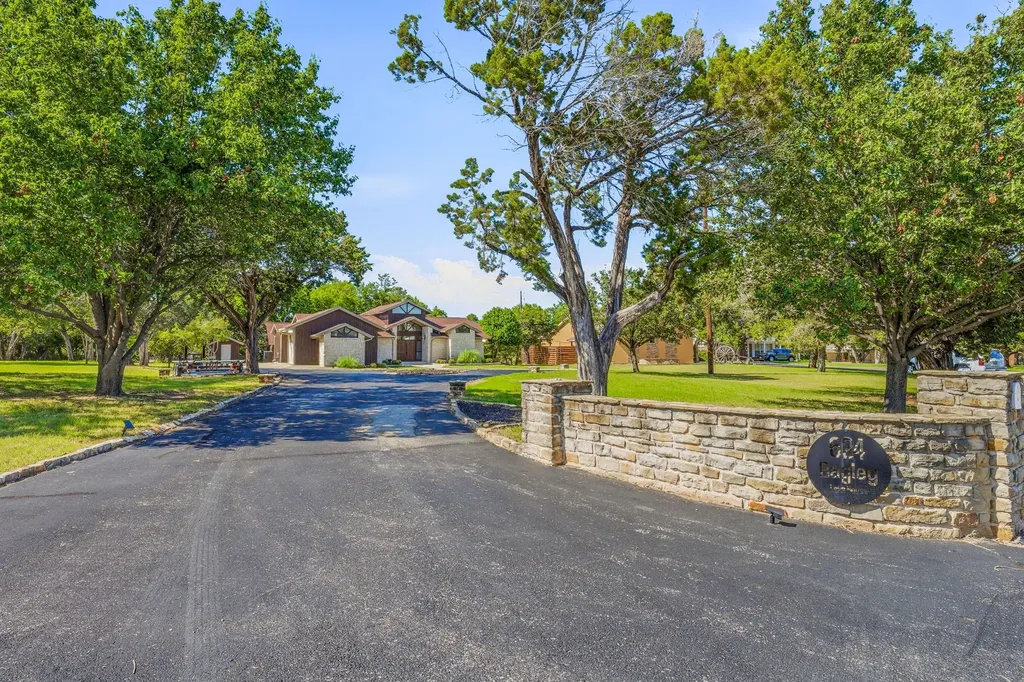 624 Williamsburg Court Granbury TX 76048