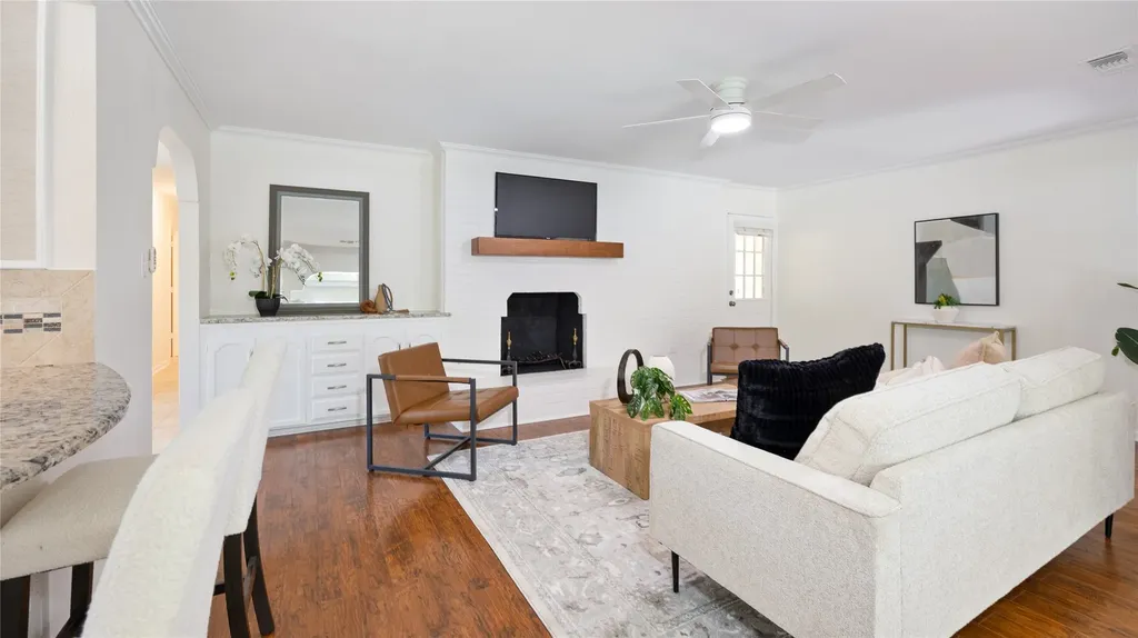1924 Dakar Road E Fort Worth TX 76116