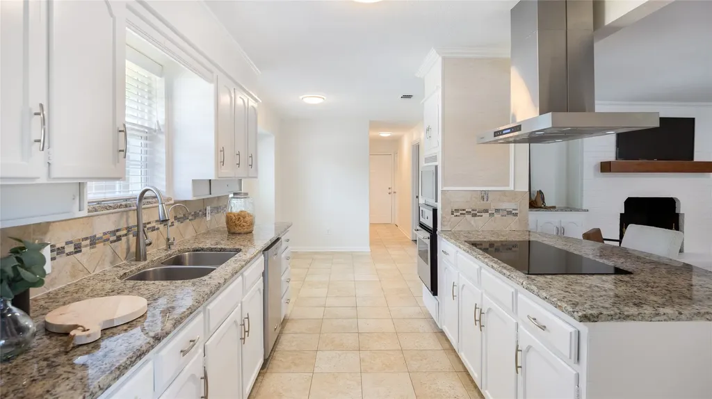 1924 Dakar Road E Fort Worth TX 76116