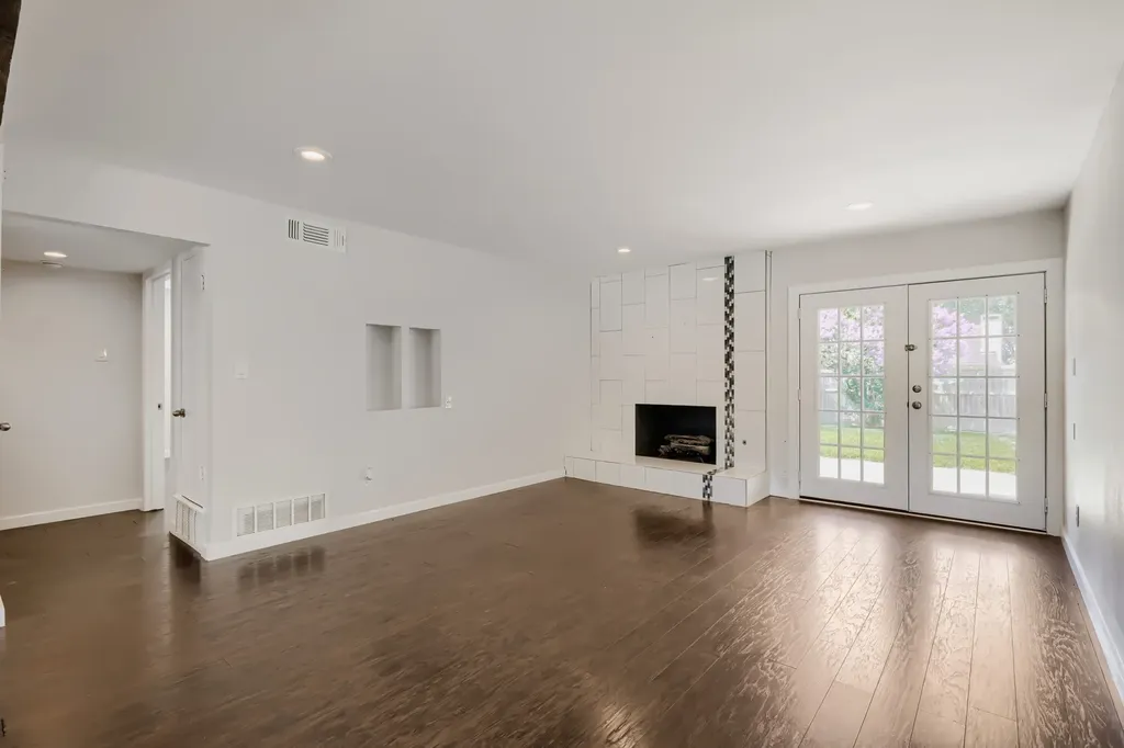 3217 Friar Lane Garland TX 75044