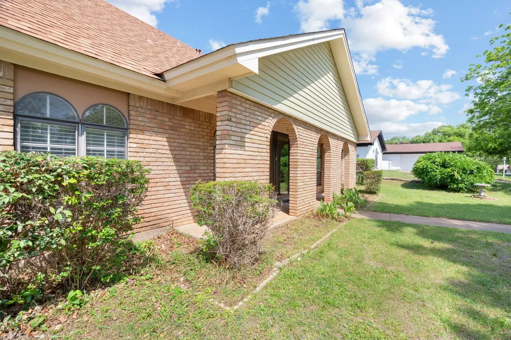 1602 Wagon Wheel Trail Pantego TX 76013