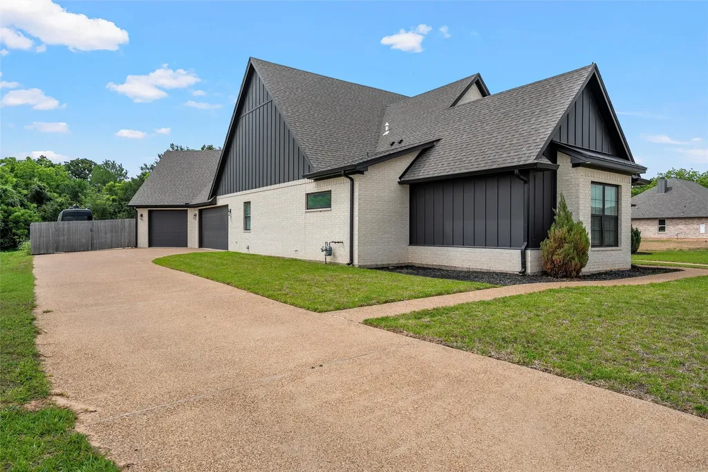 257 Fox Run Lane Robinson TX 76706