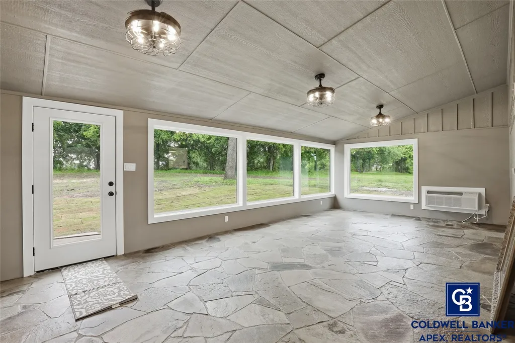 11458 State Highway 171 Covington TX 76636